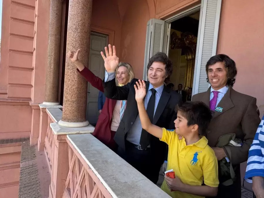 Karina Milei, Javier Milei, Roberto Funes Ugarte, y Pedro, el ni�o fan�tico del presidente.