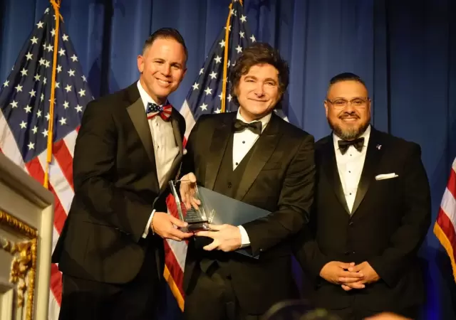 Milei fue premiado en EEUU por organizaciones ultraderechistas.