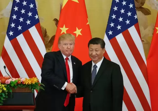Donald Trump y Xi Jinping, enfretados por los aranceles.