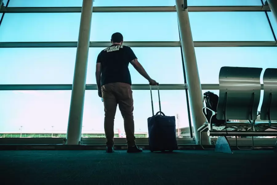 Hombre Sujetando La Bolsa De Equipaje