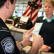 Recomiendan a los turistas viajar a Estados Unidos con tel�fonos desechables