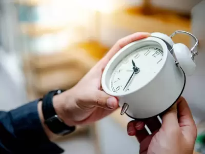 Todo Chile (salvo la regi�n de Magallanes, al sur) deber� cambiar la hora de sus relojes.