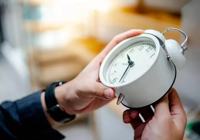 Todo Chile (salvo la regi�n de Magallanes, al sur) deber� cambiar la hora de sus relojes.