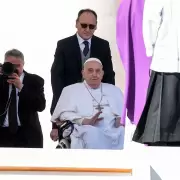 El Papa y un regreso cargado de fe: ox�geno, aplausos y bendici�n en San Pedro