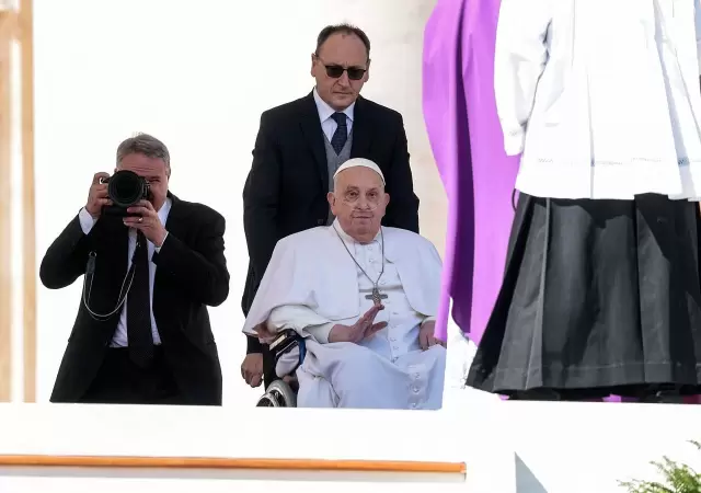El Papa y un regreso cargado de fe: ox�geno, aplausos y bendici�n en San Pedro