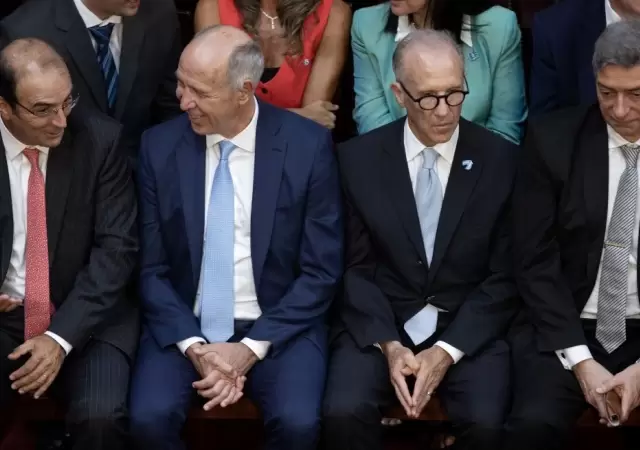 Loa cuatro miembros de la Corte.