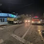 Tupungato: cami�n sin frenos arras� con cinco autos e impact� con un hist�rico comercio