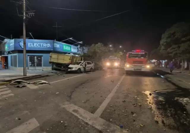 Tupungato: cami�n sin frenos arras� con cinco autos e impact� con un hist�rico comercio