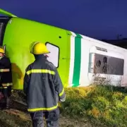 Cinco personas murieron y al menos 20 resultaron heridas al volcar un micro