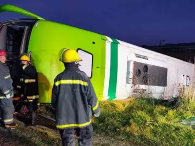 Cinco personas murieron y al menos 20 resultaron heridas al volcar un micro