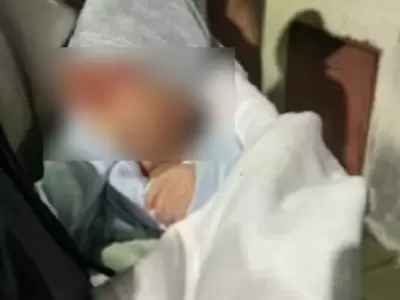 El beb� reci�n nacido fue encontrado por dos ni�os mientras jugaban en una plaza