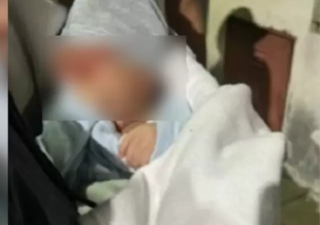 El beb� reci�n nacido fue encontrado por dos ni�os mientras jugaban en una plaza