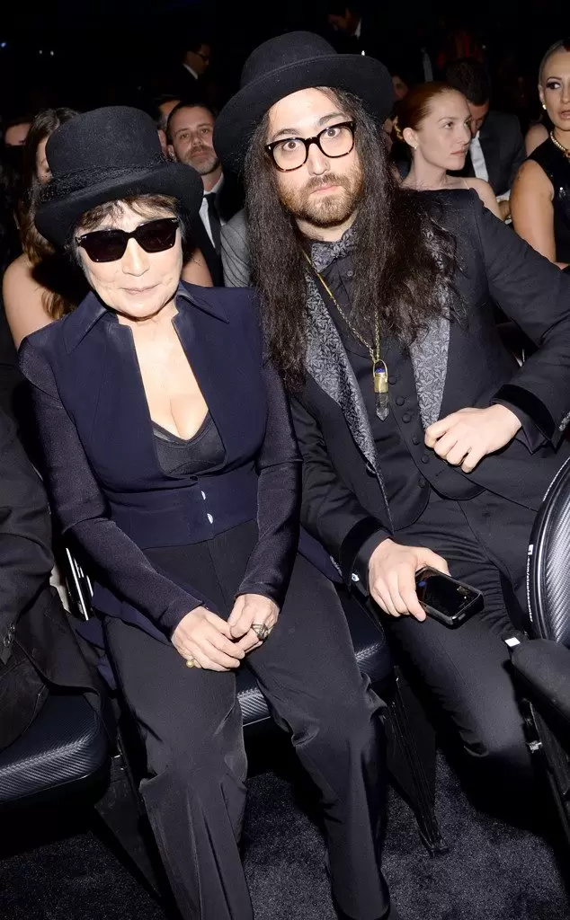 Yoko junto a su hijo Sean en una celebraci�n