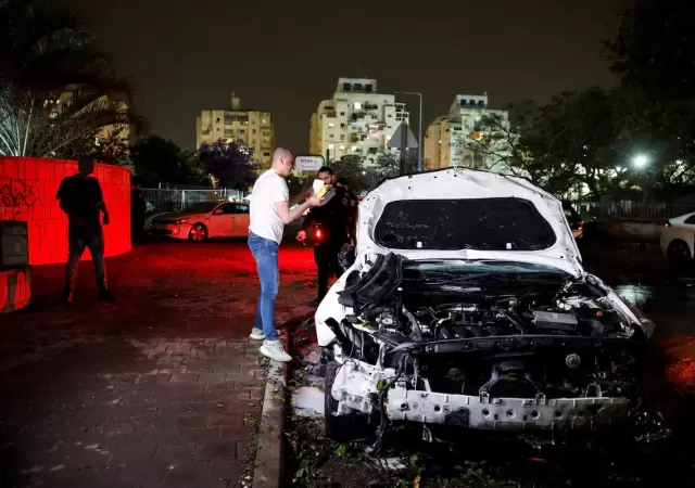 Uno de los autos alcanzado en Ashkelon tras el lanzamiento de misiles de Hamas/ Fuente: Reuters