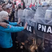 El SAME asisti� a una manifestante herida en las protestas frente al Congreso