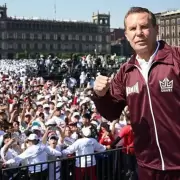 Impresionante: Julio C�sar Ch�vez dio una clase para 40 mil personas en el Z�calo