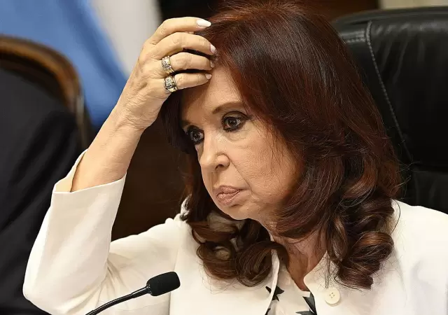 Se analizan tambi�n operaciones comerciales entre las dos empresas de la familia Kirchner y Austral Construcciones S.A, propiedad de L�zaro B�ez.