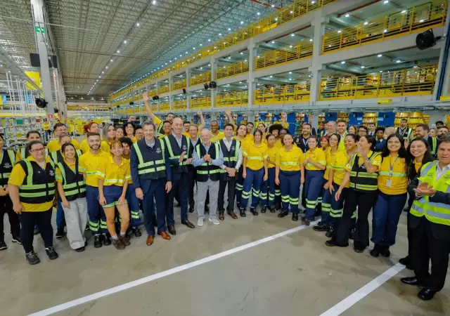 Lula en un centro de distribuci�n de Mercado Libre.