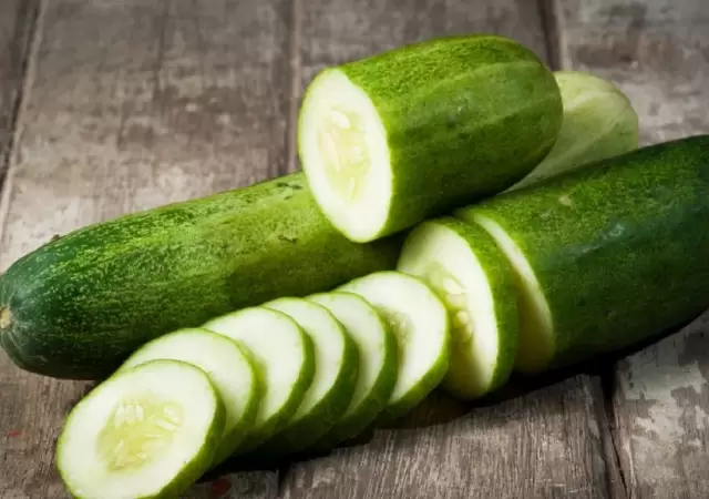 Parece raro, pero aconsejan no echarle ni sal ni vinagre: uno de los trucos para no repetir pepino durante todo el d�a.