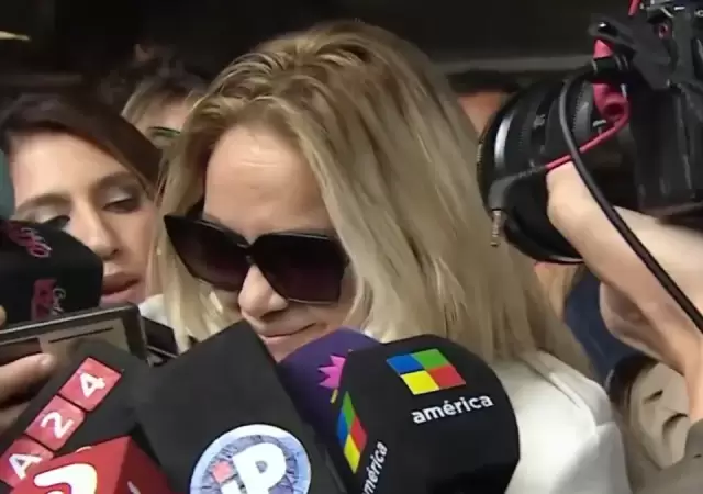 Ver�nica Ojeda sale del tribunal       /