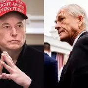 Musk durísimo con Peter Navarro: "Imbécil" y "tonto de remate", es "Peter Retarrdo"