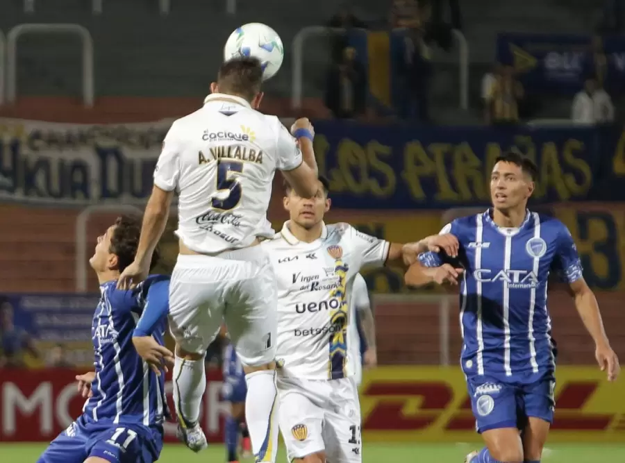 Godoy Cruz y Luque�o jugaron en el Malvinas.