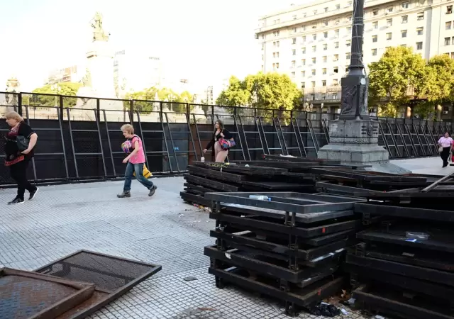 El Congreso ya est� vallado a la espera de la marcha de los jubilados y la CGT.