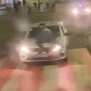 Impactante video: arrastr� a un polic�a en el capot para escapar de un control de tr�nsito