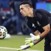 Sub� el vol�men: as� recibieron en Par�s al "Dibu" Mart�nez antes del partido de Champions League
