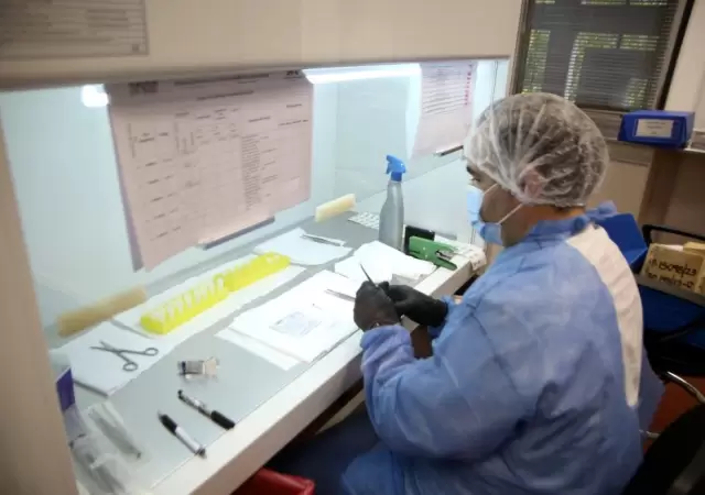 Laboratorio del Registro de Huellas Gen�ticas. /