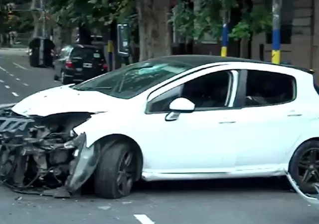 �Escalofriante! Un auto choc� y lo que hab�a adentro paraliz� a la Polic�a