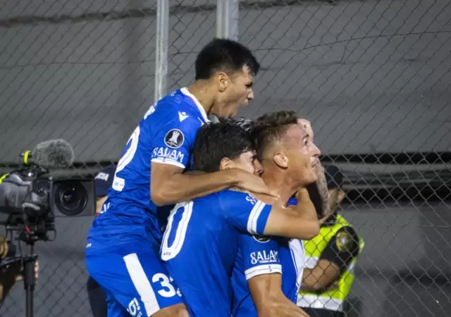 V�lez fue demasiado para Olimpia.
