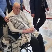 El Papa rompe protocolos y aparece sin vestimenta clerical en San Pedro