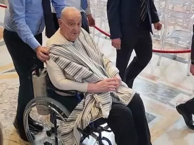 El Papa rompe protocolos y aparece sin vestimenta clerical en San Pedro