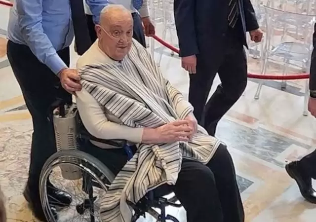 El Papa rompe protocolos y aparece sin vestimenta clerical en San Pedro