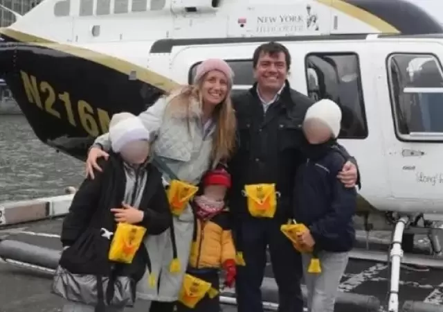 Se trata de una familia espa�ola que contrat� la aeronave para recorrer  la ic�nica ciudad.