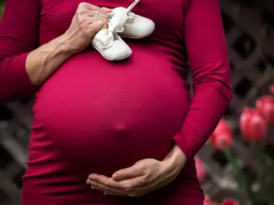 Qued� embarazada por medio de fertilizaci�n in vitro, pero le implantaron el embri�n equivocado.