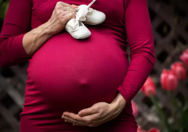 Qued� embarazada por medio de fertilizaci�n in vitro, pero le implantaron el embri�n equivocado.
