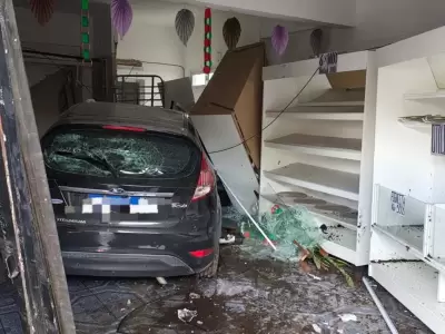 El auto que conduc�a el hombre apu�alado qued� incrustado en una panader�a. (Foto: TN)
