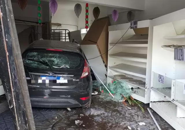 El auto que conduc�a el hombre apu�alado qued� incrustado en una panader�a. (Foto: TN)