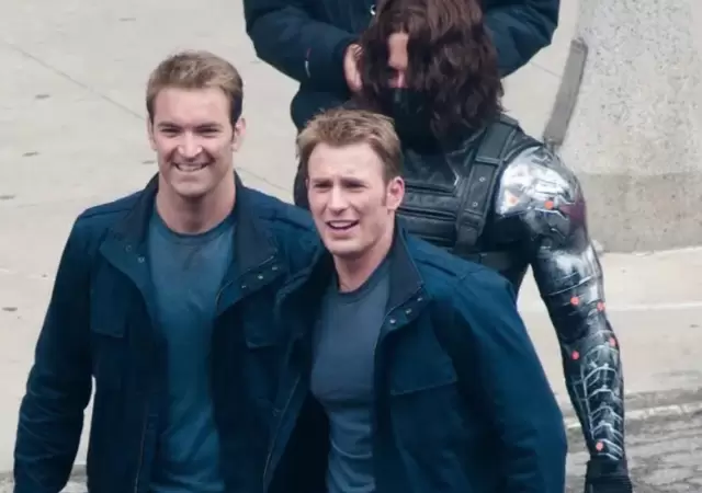 Chris Evans y su doble de riesgo en el set de Capit�n Am�rica.