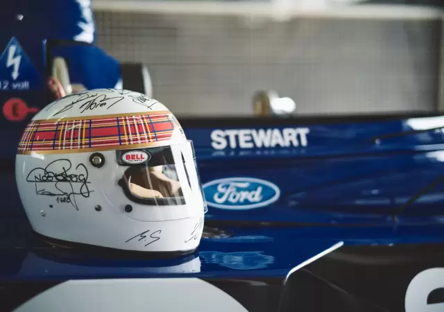 Michael Schumacher firm� un casco para una causa ben�fica de una leyenda de la F1