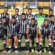 Gimnasia de Mendoza arranc� un empate ag�nico ante Brown y sigue arriba