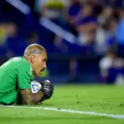 Video: el blooper del arquero de Deportivo Riestra que recorre todo el pa�s