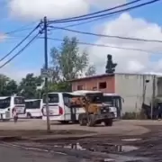 Furia y destrozos: un hombre embistió tres colectivos con una retroexcavadora