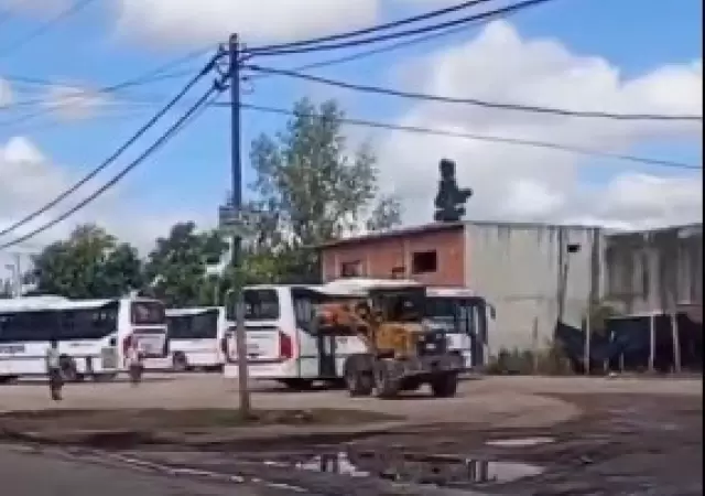 Un hombre se ofusc� por un choque y atac� tres colectivos con una retroexcavadora/ Fuente: Captura de Video