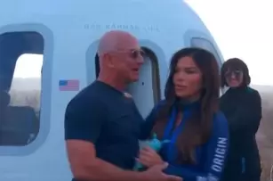 El abrazo de Jeff Bezos y su prometida Lauren S�nchez.