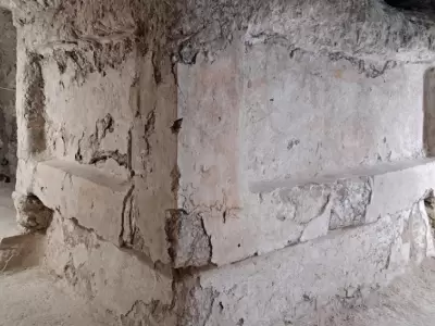 Altar con cuerpos hallado en una antigua ciudad maya.