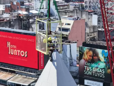 Despu�s de 100 a�os se cambi� el pararrayos del obelisco/