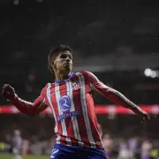 El Atl�tico Madrid gan� con ayuda argentina y no se baja de la pelea